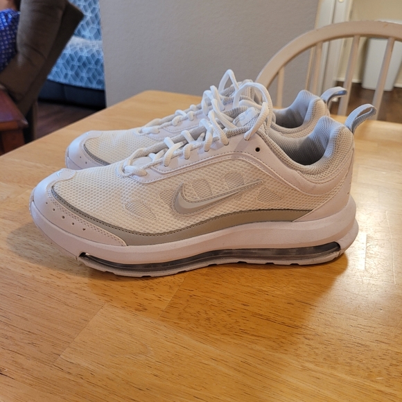 Woman's White Nike Air Max AP Sneaker Size 10M - Picture 5 of 7
